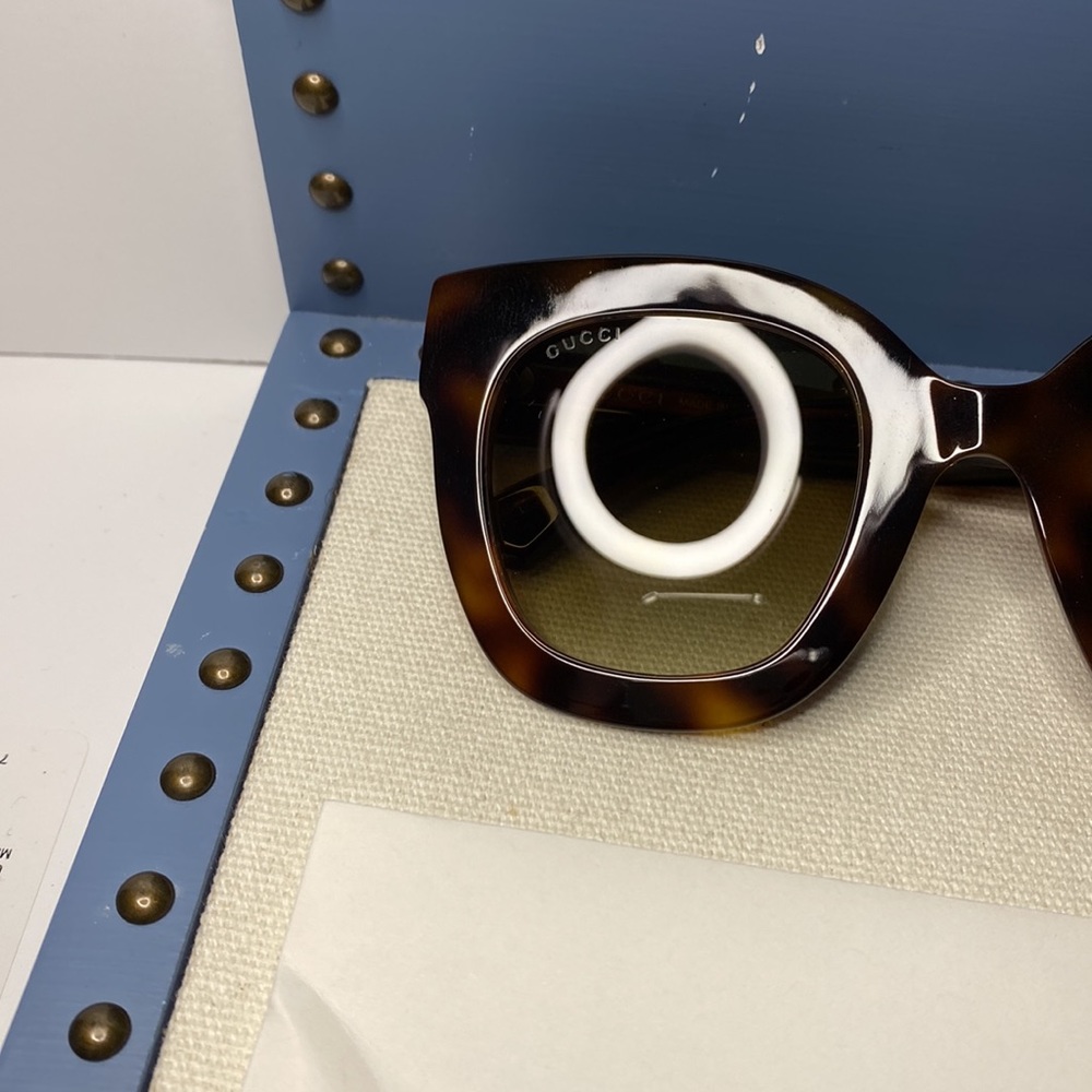GUCCI Havana Butterfly Ladies Sunglasses
GG0208S 002 49 - Picture 12 of 16